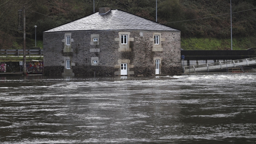 Un antiguo molino inundado por las aguas del río Miño que presenta un alto caudal a su paso por Lugo tras las últimas borrascas que han azotado la península