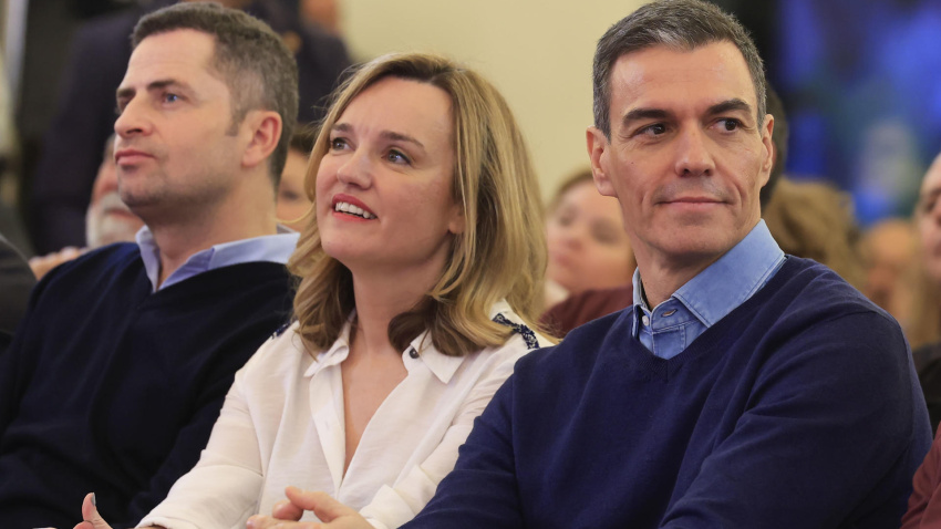 El presidente del Gobierno, Pedro Sánchez (dcha), asiste a un acto de campaña de la candidata del PSOE a la Presidencia de Aragón, Pilar Alegría (c)