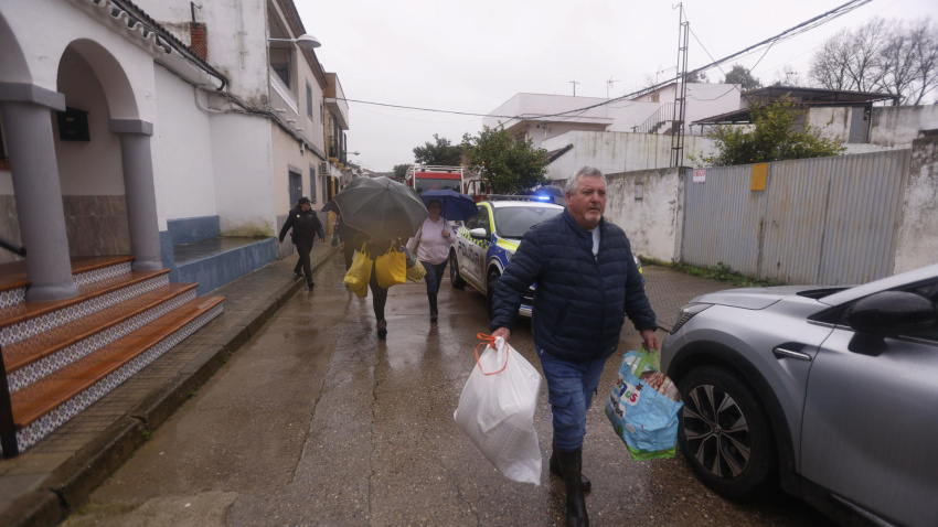 Vecinos de la barriada de Alcolea observan la subida del río que adentrado en sus calles y han tenido que ser desalojados