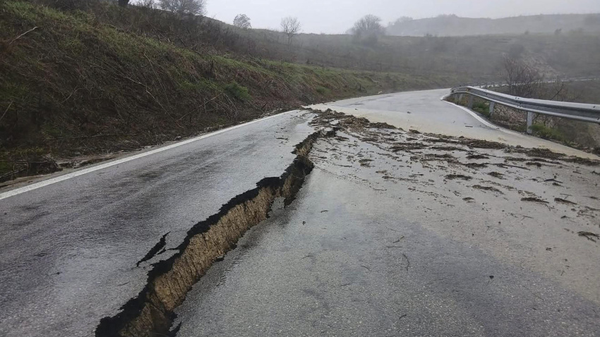 Carretera MA-7402 en Acinipo (Málaga) con daños por el temporal