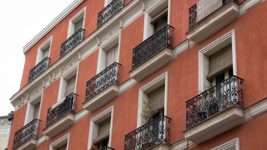 Un bloque pisos residenciales en el centro de Madrid