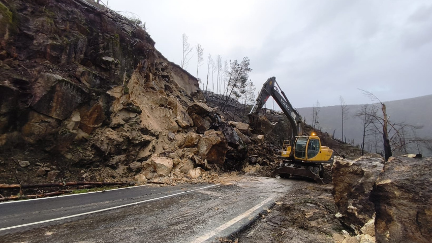 Un desprendimiento que mantiene cortada la LU-P-4103 en Pantón