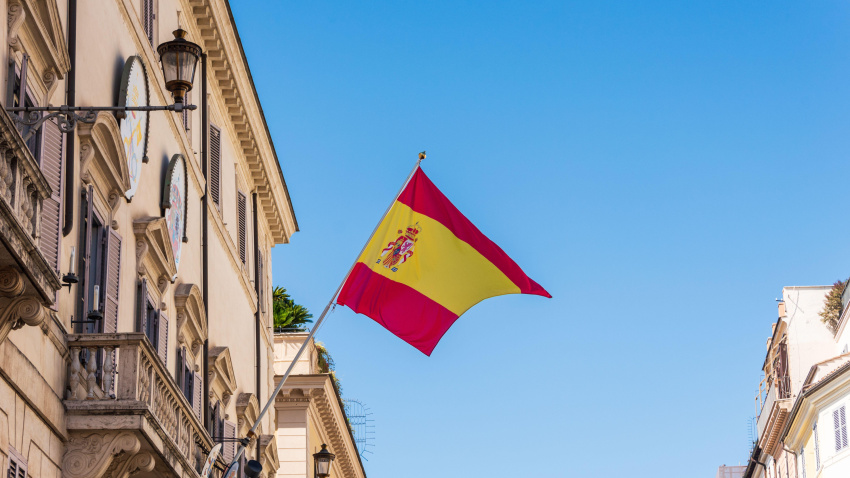 Bandera de España en la fachada de la Embajada española en Italia