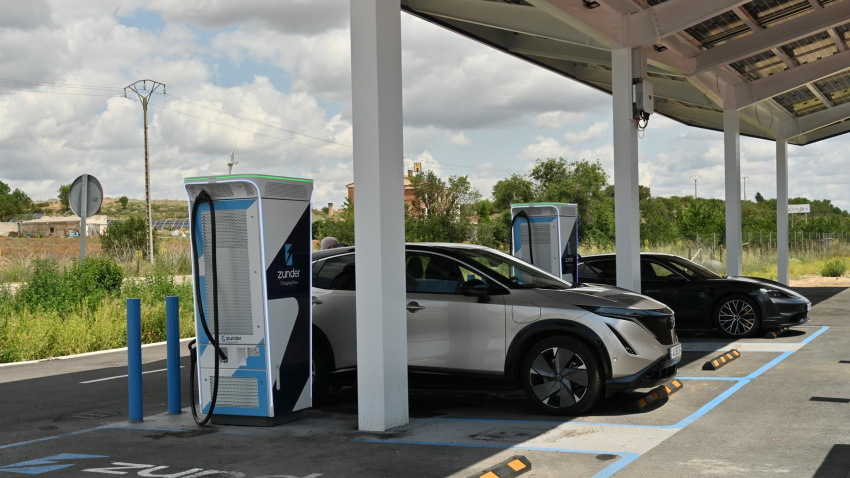 Estación de recarga de coche eléctrico de la empresa palentina Zunder en Dueñas (Palencia)
