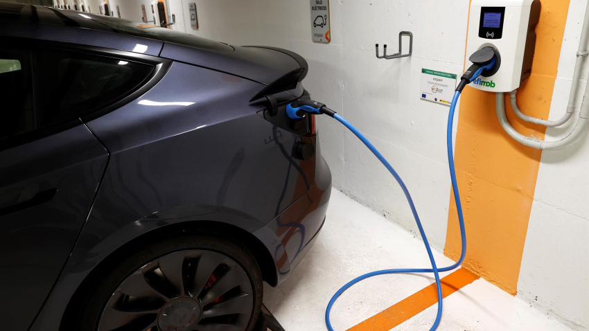 Zona de cargadores para vehículos eléctricos en un aparcamiento público