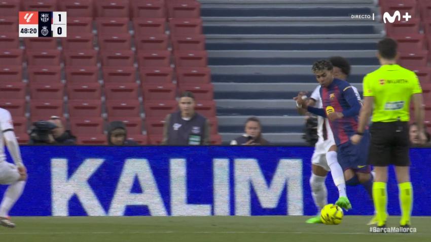 Mojica derriba dentro del área del Barcelona a Lamine Yamal.