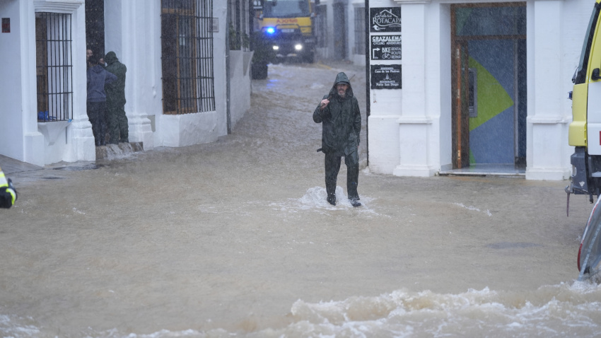 (Foto de ARCHIVO)Calle convertida en río en la localidad gaditana de Grazalema tras el paso de la borrasca Leonardo. A 4 de febrero de 2026, en Grazalema, Cádiz (Andalucía, España). La Unidad Militar de Emergencia (UME) interviene en Grazalema, en tareas de achique de agua en casas y calles de este municipio, que se está viendo afectada por el paso de la borrasca Leonardo, que ya ha dejado por el momento 278 litros de precipitaciones acumuladas.Joaquín Corchero / Europa Press04/2/2026