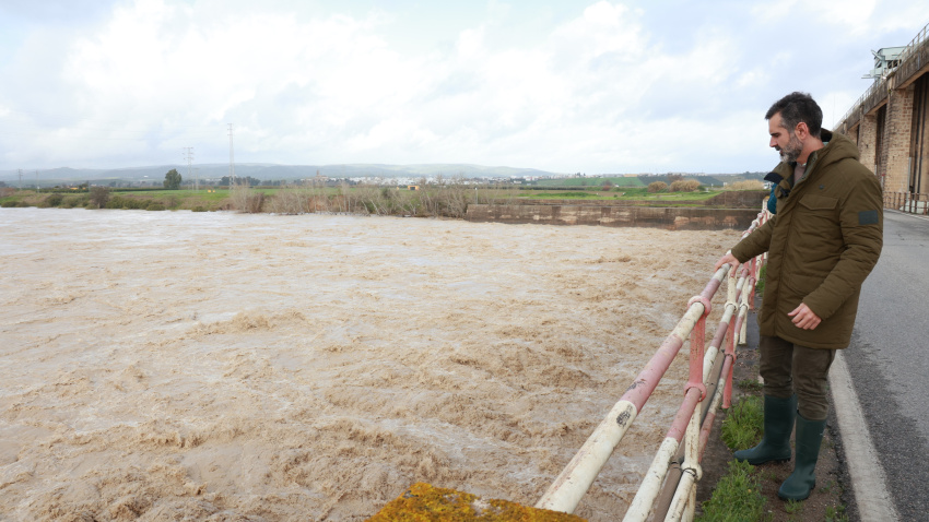 El consejero de Agricultura, Pesca, Agua y Desarrollo Rural de la Junta de Andalucía, Ramón Fernández-Pacheco visita la localidad sevillana de Cantillana amenazada por inundación por la crecida del río Guadalquivir. A 6 de febrero de 2026, en Cantillana (Andalucía, España). Según la Subdelegación del Gobierno en Sevilla, seis ríos se encuentran en nivel rojo en estos momentos: el Genil (a su paso por Écija), Corbones (por Carmona), el Guadaíra (en Alcalá de Guadaíra y Arahal), el Rivera de Huelva (por Guillena y Villanueva del Río y Minas) y el Guadalquivir (a su paso por Cantillana y Lora del Río), todo ello implica un riesgo extremo de desbordamiento.Rocío Ruz / Europa Press06/2/2026