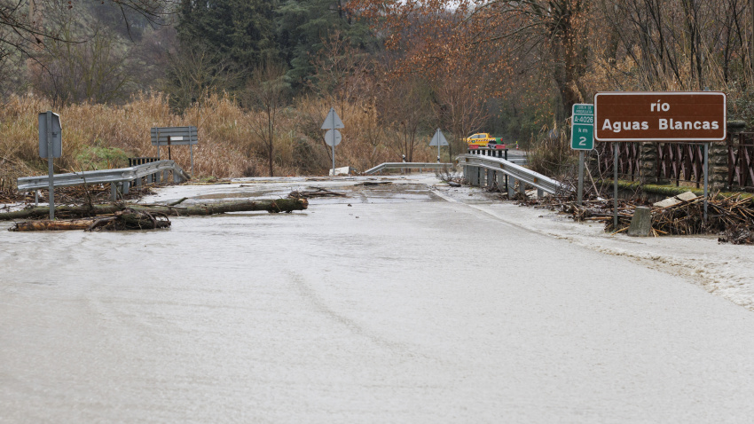 (Foto de ARCHIVO)Imagen de carretera cortada al inundarse por el desbordamiento del río Aguas Blancas tras el paso de la borrasca Leonardo. A 4 de febrero de 2026, en Pinos Genil, Granada (Andalucía, España). El desembalse de la presa de Quéntar unido a las intensas lluvias que está dejando la borrasca Leonardo han provocado el desbordamiento del río Aguas Blancas dejando a la localidad de Quéntar prácticamente incomunicada y dificultado también el acceso a Pinos Genil, donde el agua fluye con fuerza en el cruce entre ambos municipios.Álex Cámara / Europa Press04/2/2026