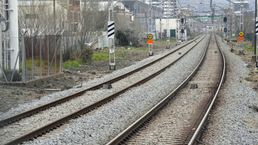Aspecto de las vías vacías a la altura de la Estación de Sant Adrià