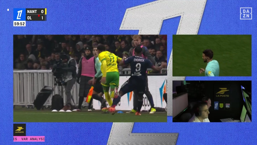 El árbitro ve la jugada en el monitor antes de expulsar a Endrick.