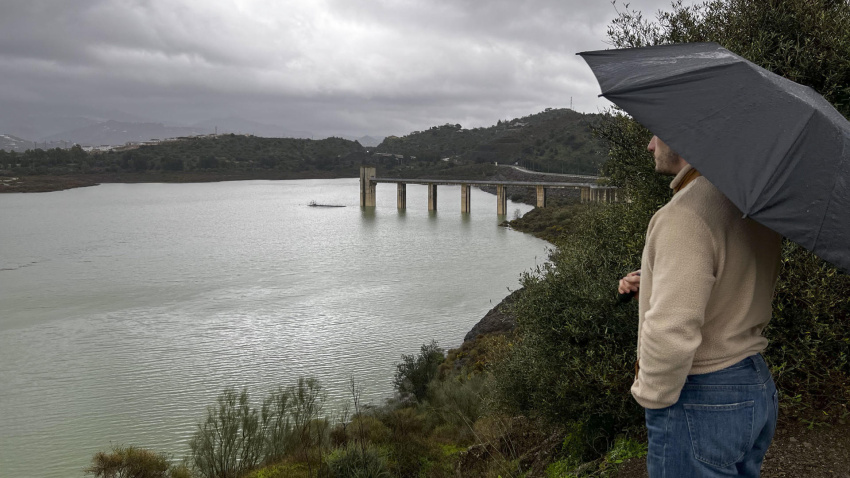 Vista del pantano de La Viñuela, el más grande de la provincia de Málaga