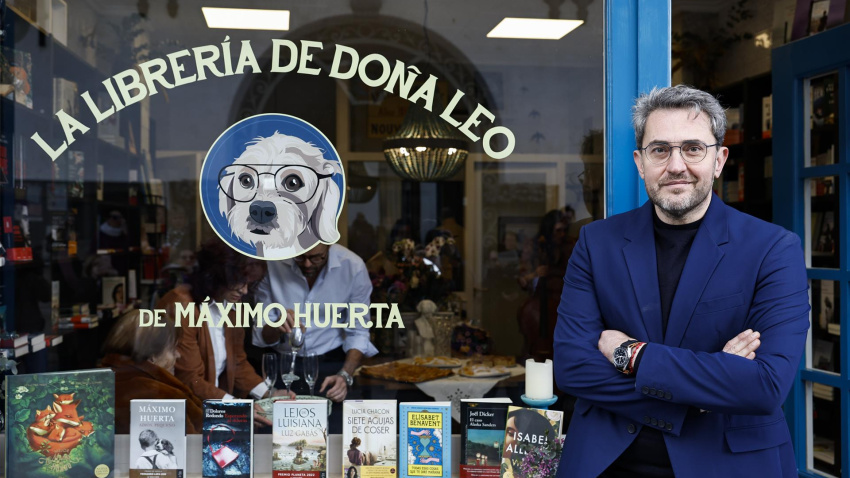 El exministro Máximo Huerta inaugura su librería en Buñol (Valencia)