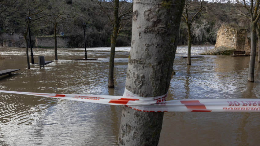 Vista de una parte de la senda ecológica de Toledo inundada por el desbordamiento del Tajo