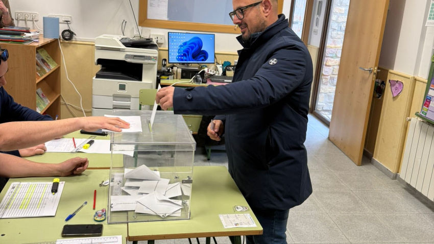 Momento en el que ha votado Alberto Izquierdo (PAR).