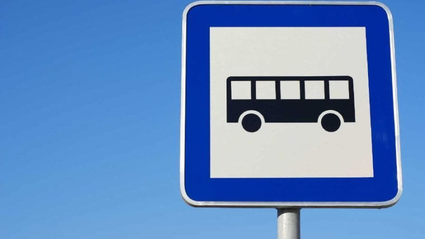 Señal con la parada de autobuses