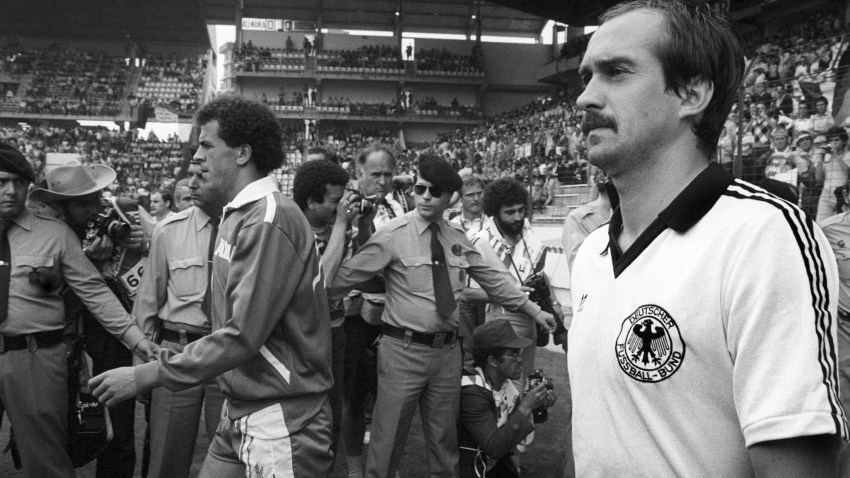 Uli Stielike con la camiseta de la selección alemana en un partido del Mundial 82.