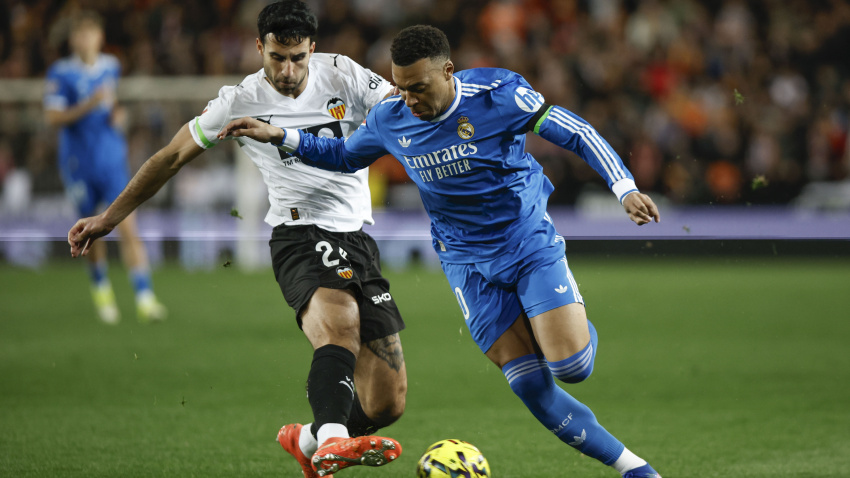 Mbappé, defendido por Cömert, durante el Valencia-Real Madrid