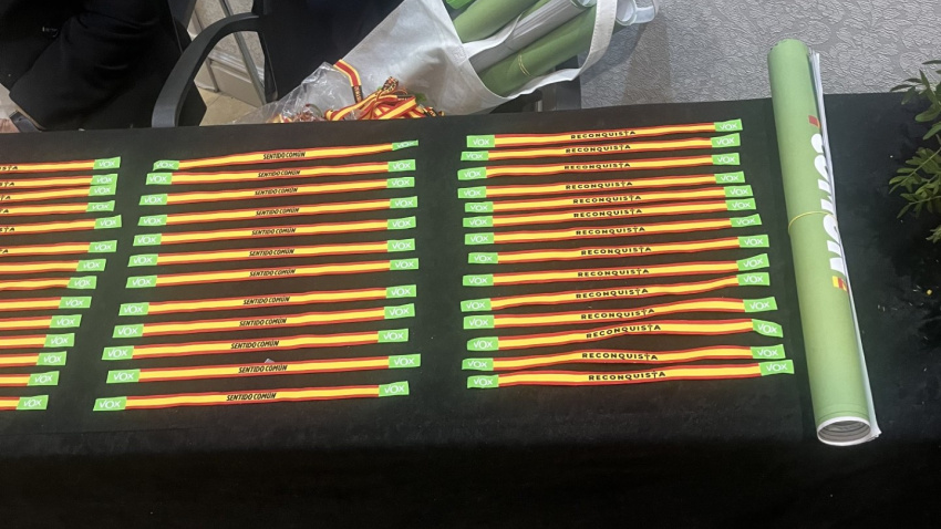 Pulseras en la noche electoral de VOX