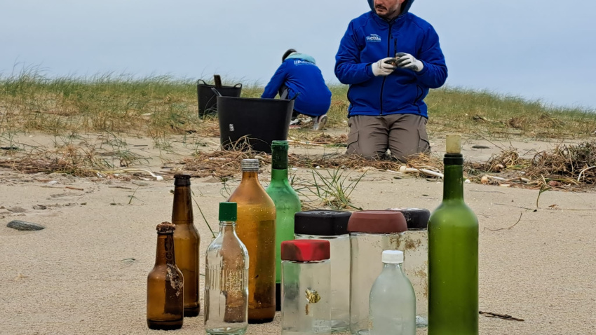 Botellas recogidas en la limpieza de Baldaio-Razo (A Coruña)