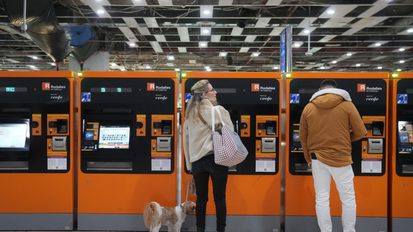 Usuarios de Rodalies en la estación de Sants