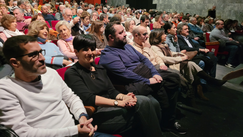 El público llenó el Teatro Ayala de Daimiel para asistir al Baile de Ánimas