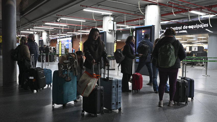 Viajeros afectados por la huelga de trabajadores ferroviarios esperan en el vestíbulo de alta velocidad de la estación de Atocha de Madrid