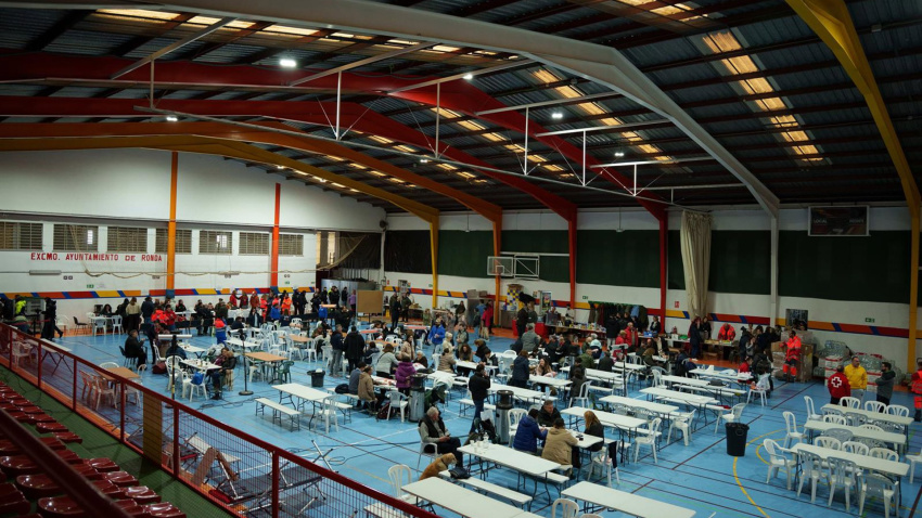 Imagen de evacuados en el pabellón de Ronda