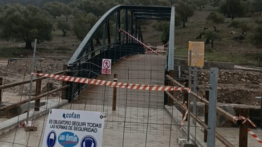 Benaoján, en la Serranía de Ronda, reparte garrafas de agua entre sus vecinos y mantiene infraestructuras cerradas como la zona de obras del puente de la estación debido al efecto adverso de las fuertes lluvias en la zona durante los últimos días