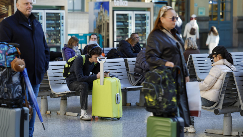 Varios pasajeros aguardan en la Estación del Norte