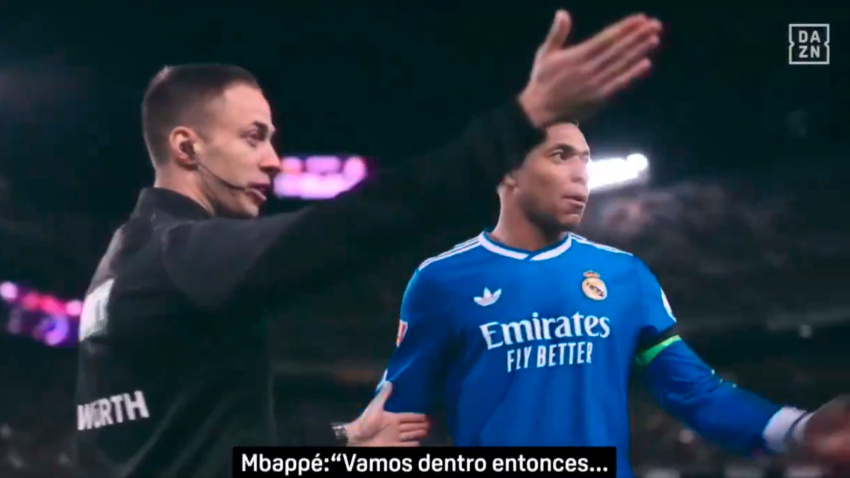 Conversación de Mbappé con el cuarto árbitro durante el Valencia-Real Madrid