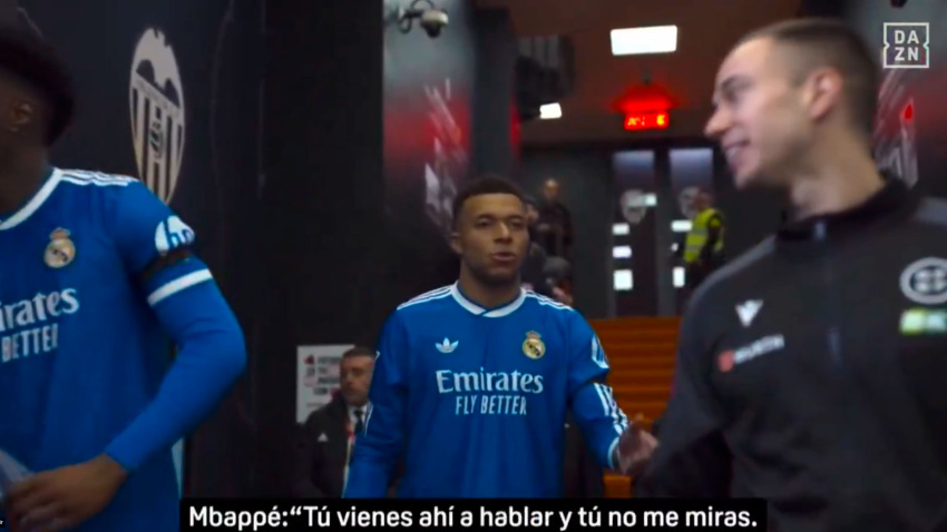 Mbappé y el cuarto árbitro hablando en el túnel de vestuarios
