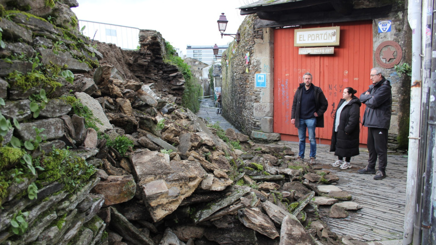 El derrumbe se produjo a unos pasos de la entrada a un conocido local de hostelería