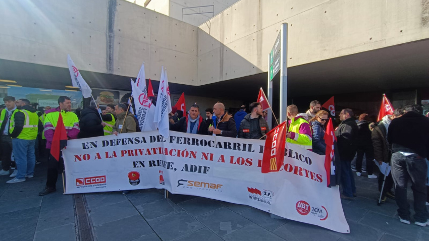 Protestas de los trabajadores en la huelga de trenes en la Estación Delicias de Zaragoza