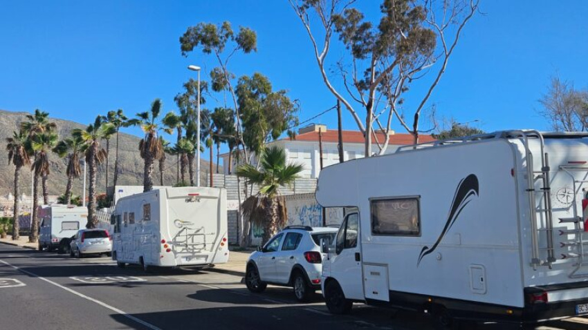 Autocaravanas aparcadas en una calle del sur de Tenerife