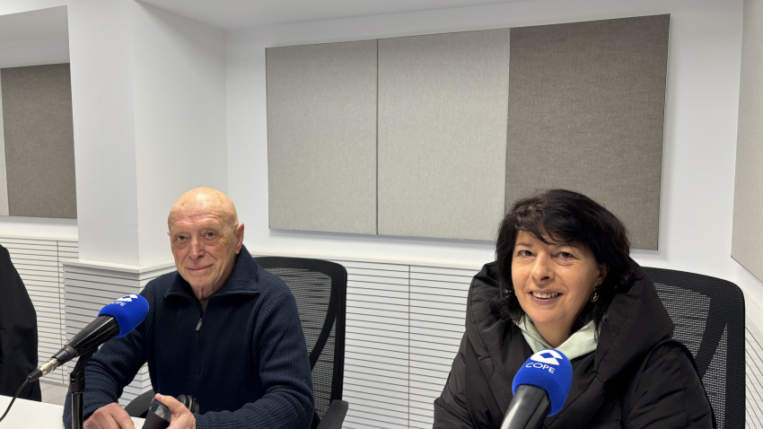 Romualdo Irijoa y Marisa Garrido, integrantes de la comparsa Os Maracos en COPE Coruña