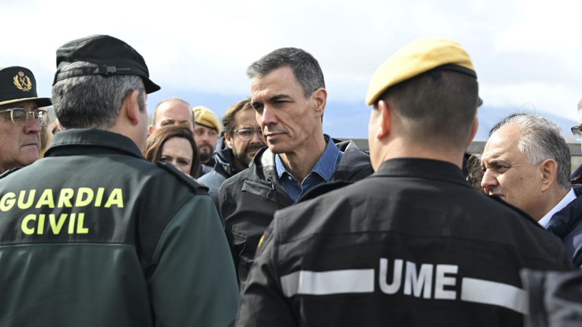 El presidente del Gobierno, Pedro Sánchez (c), durante su visita de este lunes a la localidad granadina de Huétor Tájar para conocer los daños del temporal