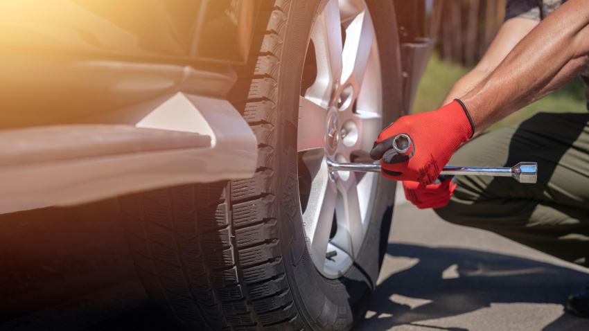 Reparación, inspección y comprobación de neumáticos de ruedas de automóviles con herramienta manual.