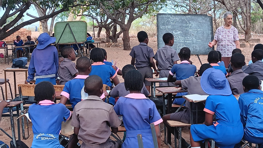 Lola es enfermera y matrona, pero su labor va mucho más allá