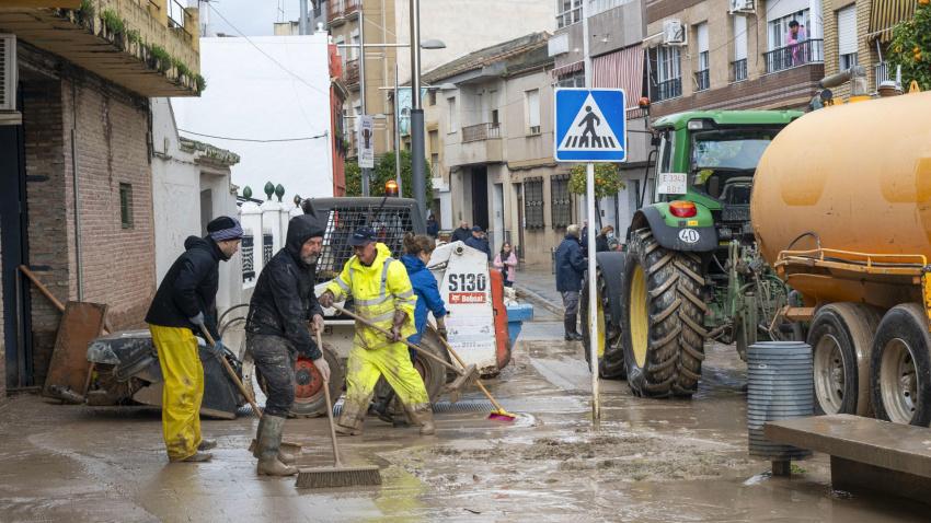 Vecinos achican agua en Huétor Tájar (Granada), uno de los municipios andaluces especialmente afectados por la borrasca Leonardo
