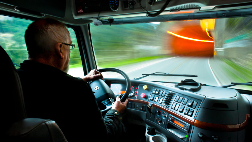 Conductor de camión comercial a punto de ingresar al túnel