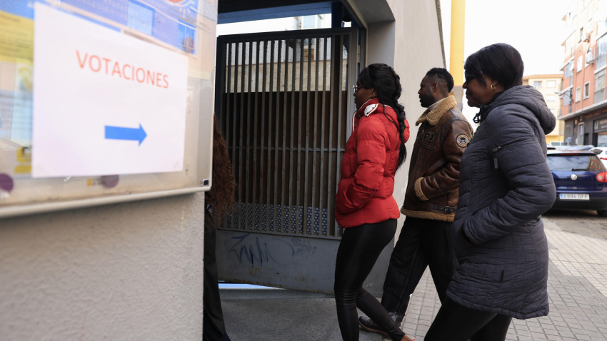 Varios votantes acceden a un colegio electoral en Zaragoza