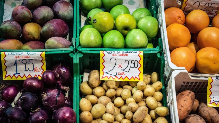 Frutas y legumbres vendidas en el mercado de Triana, que es uno de los barrios populares de Sevilla.