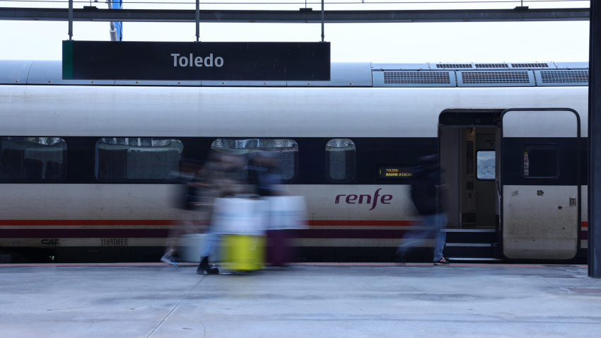 Un tren de Renfe llega a la estación de Toledo