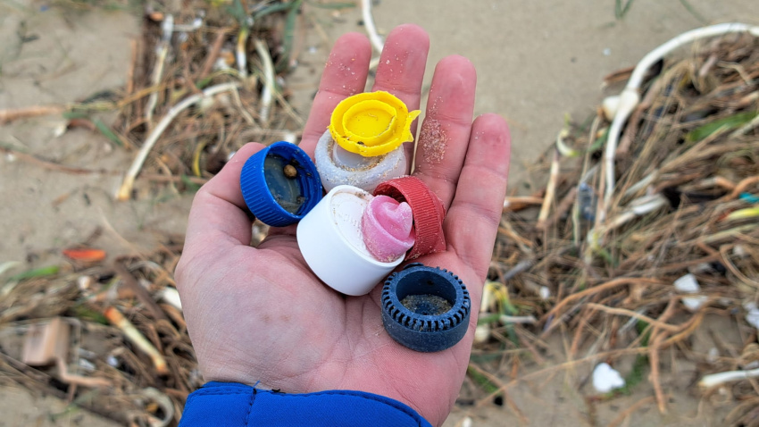 Tapones recogidos en la limpieza de Baldaio-Razo (A Coruña)