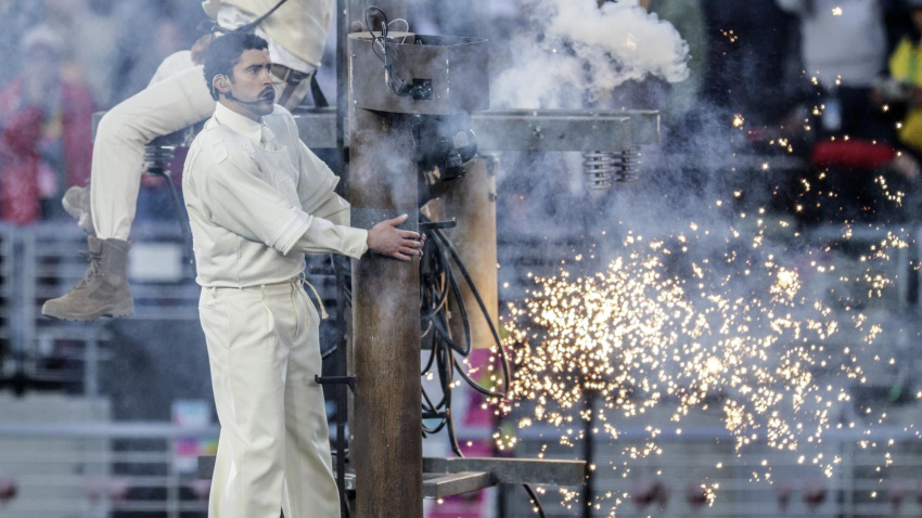Bad Bunny se presenta durante el espectáculo de medio tiempo de Apple Music del Super Bowl LX de la NFL en el Levi's Stadium en Santa Clara, California.
