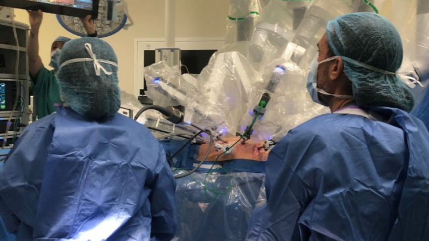 El equipo quirúrgico del Hospital Clínico Universitario de Valladolid durante una intervención con el robot Da Vinci