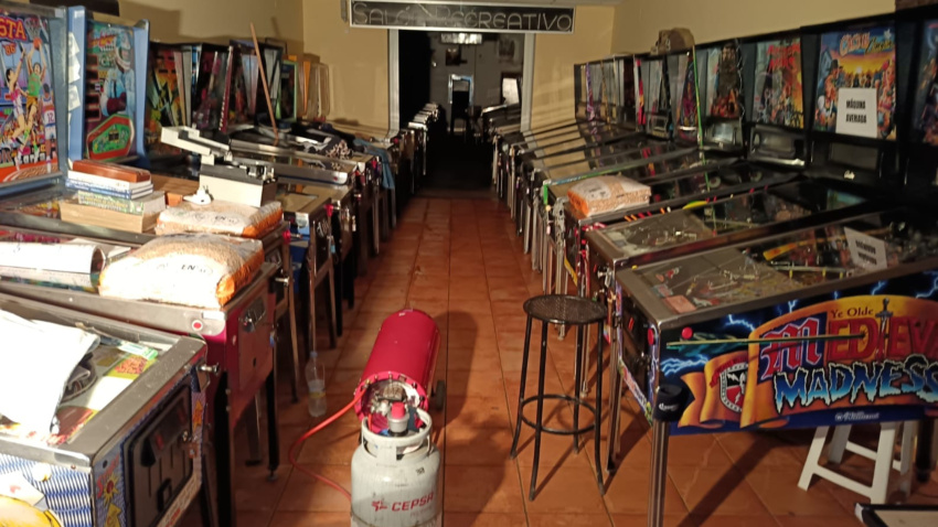 Jesús ha comenzado con la puesta a punto de la sala donde tiene estas máquinas en La Isleta