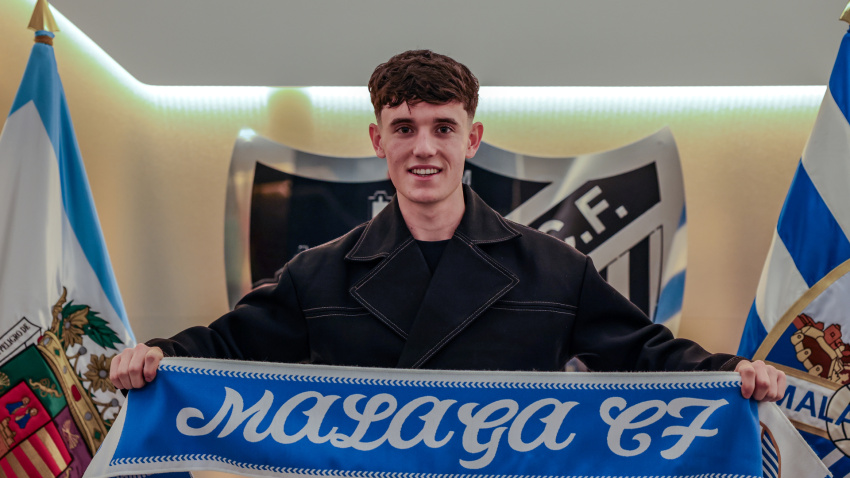 Ochoa posa con la bufanda del Málaga