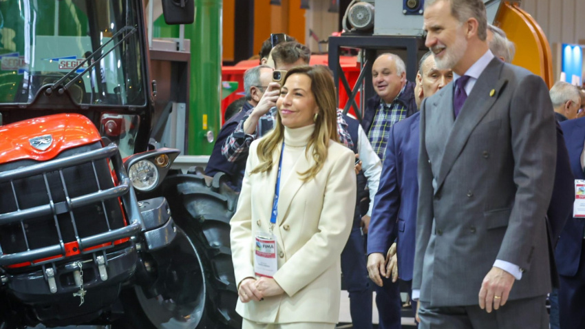 La alcaldesa de Zaraoza, Natalia Chueca, ha acompañado también al Rey en su visita.